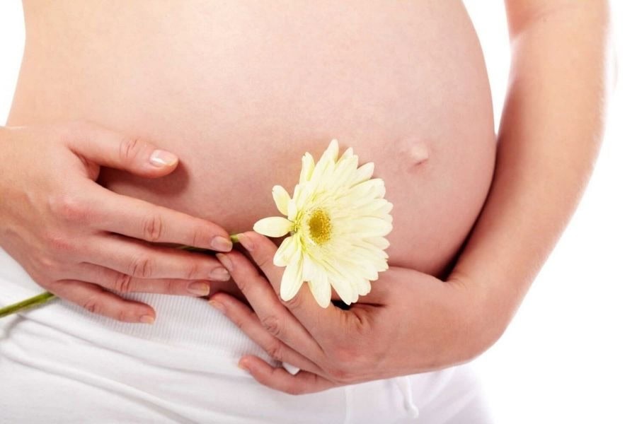 Mẹ bầu vẫn có thể triệt lông vào những tháng cuối thai kì nhưng cần cân nhắc sức khỏe và ưu tiên phương pháp đơn giản