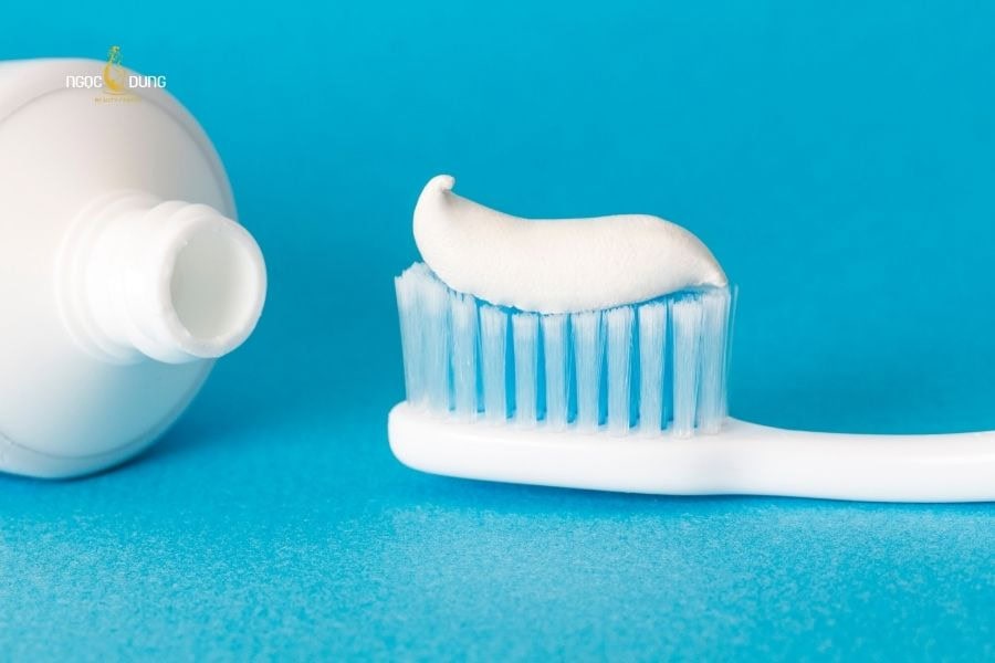 Dùng kem đánh răng cũng là cách tẩy lông tay hiệu quả tại nhà