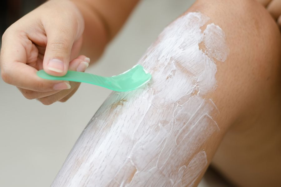 Kem tẩy lông chân là phương pháp loại bỏ lông bằng chất hóa học