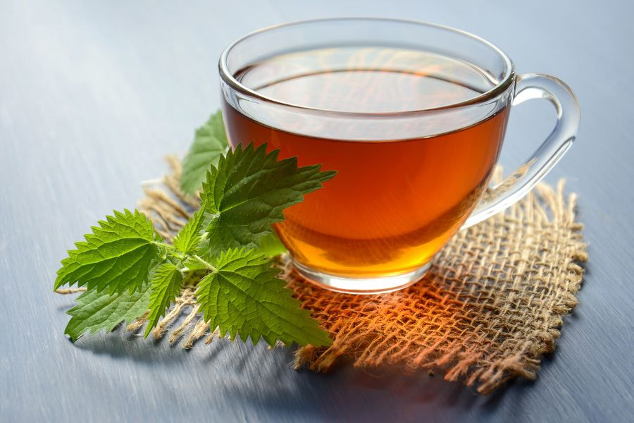 Bạn có thể kết hợp trà xanh và chanh để có thêm thức uống hỗ trợ giảm mỡ sau sinh