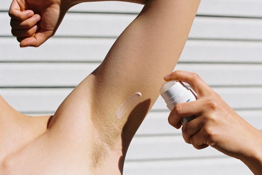 Lạm dụng lăn khử mùi dễ làm đen vùng da dưới cánh tay