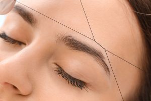 Se chỉ lông mày giúp loại bỏ những sợi lông thừa quanh chân mày một cách chính xác