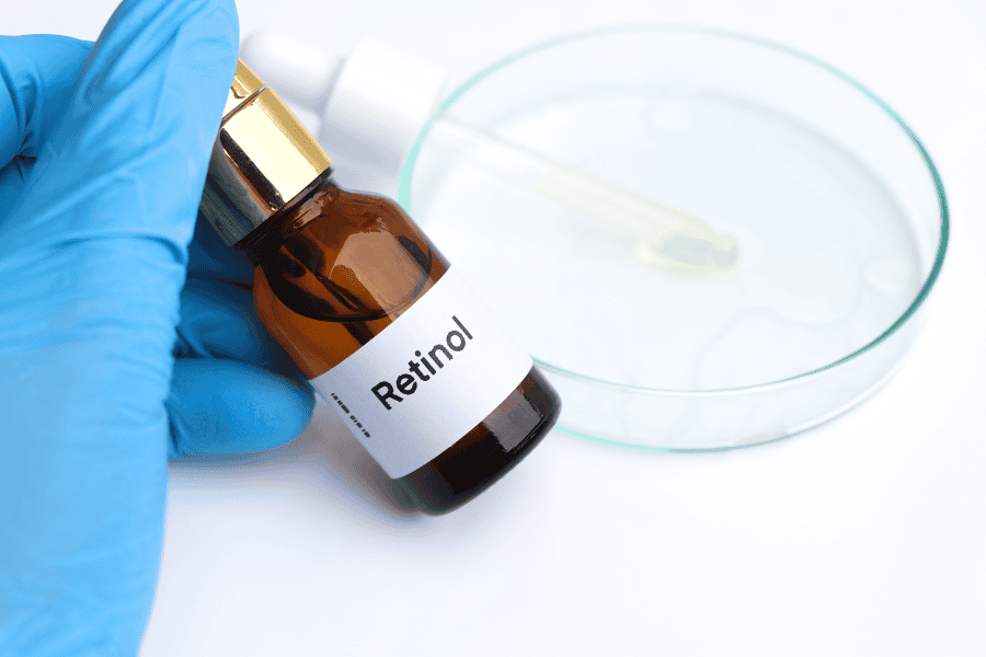 Sử dụng các dược mỹ phẩm như retinol để trị thâm mụn