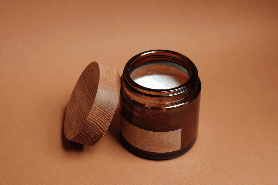 Sử dụng kem bôi kèm thuốc đặc trị giúp làm mờ vết rạn nứt