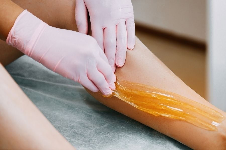 Thao tác wax lông chân đúng kỹ thuật là yếu tố quyết định hiệu quả và độ an toàn cho da