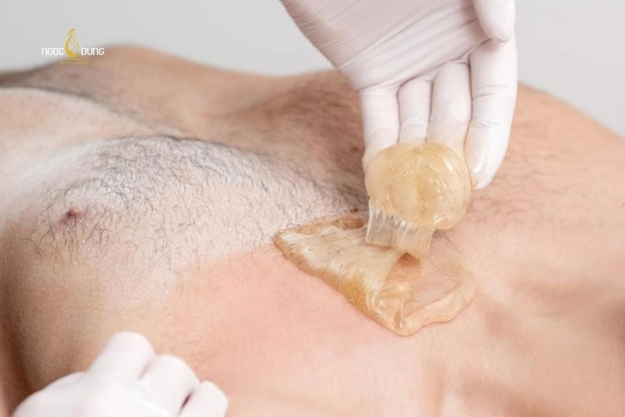Cách triệt lông ngực tại nhà thường phù hợp với nhu cầu xử lý lông nhanh chóng và tạm thời
