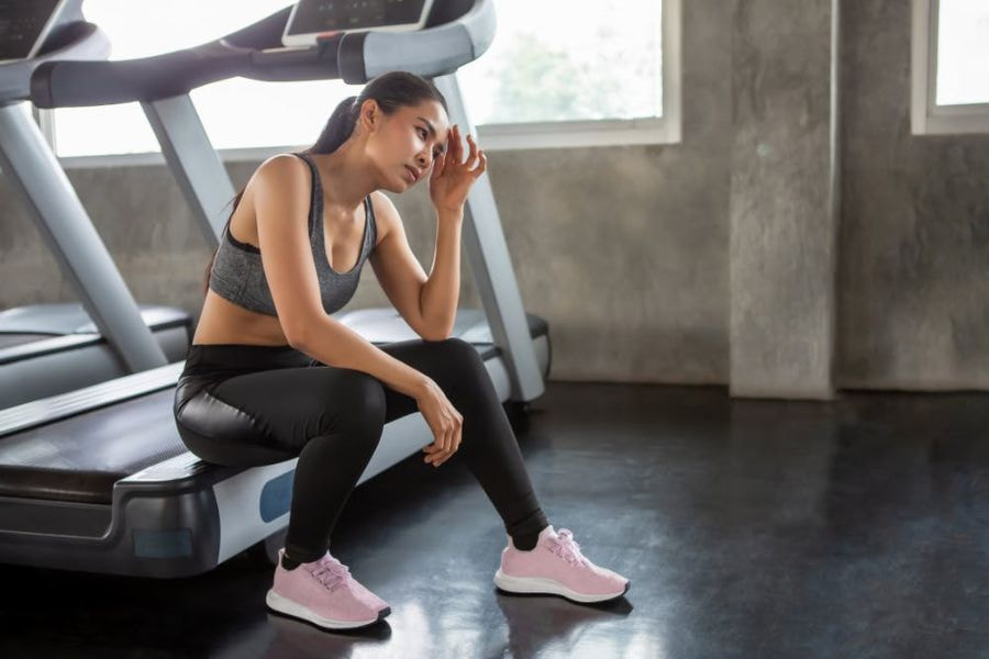 Nghỉ ngơi giữa các set tập luyện quá lâu cũng ảnh hưởng đến kết quả giảm mỡ lưng và nách