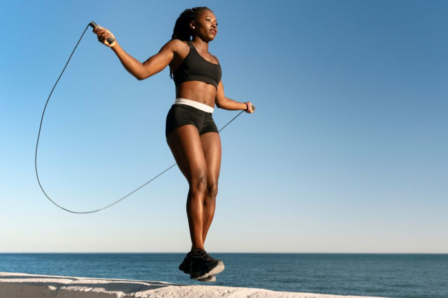 Aerobic nhảy dây cũng là bài tập giảm mỡ bụng hiệu quả mà rất dễ thực hiện