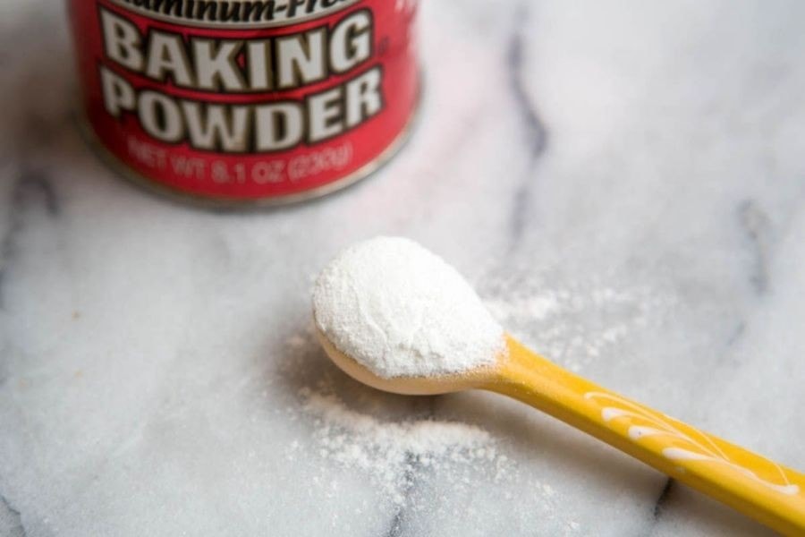 Baking soda và bột bắp cũng là hỗn hợp được dùng để trị thâm nách phổ biến tại nhà
