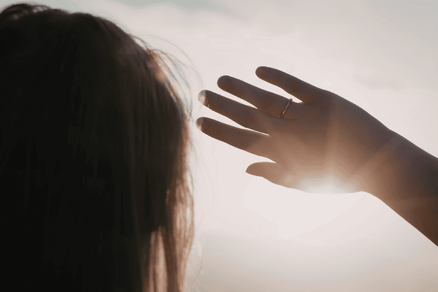 Bàn tay tiếp xúc với tia UV trong ánh nắng dễ bị lão hóa sớm 