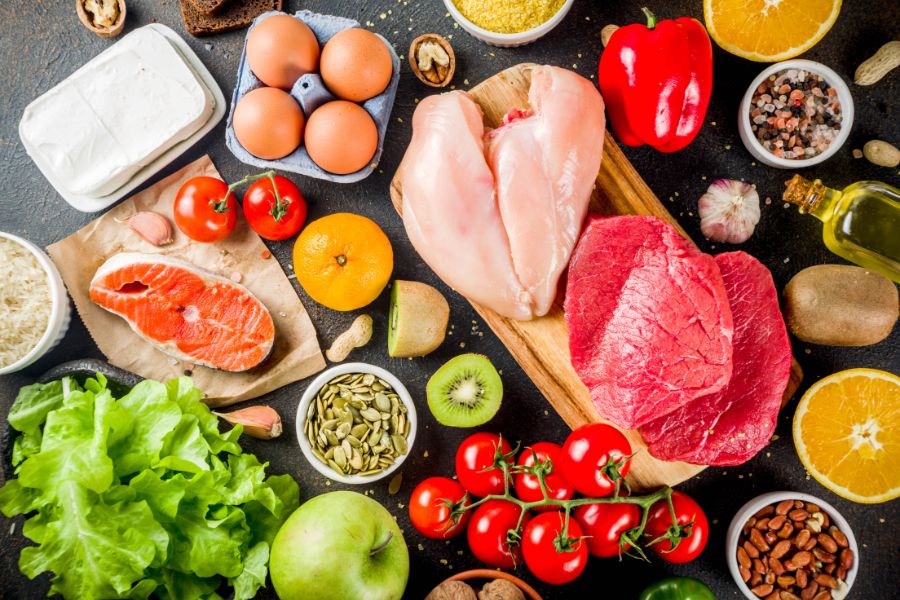 Hãy bổ sung nhiều dinh dưỡng và vitamin để kích thích lông mày mọc dày và nhanh hơn