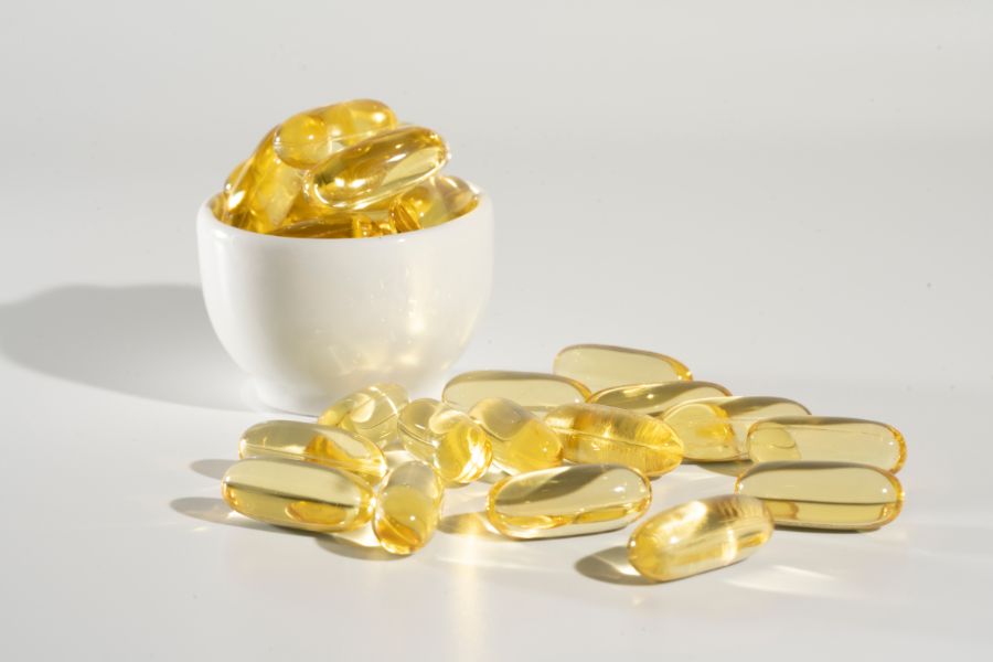 Bạn có thể dử dụng viên vitamin E để nuôi dưỡng và làm lông mày rậm hơn