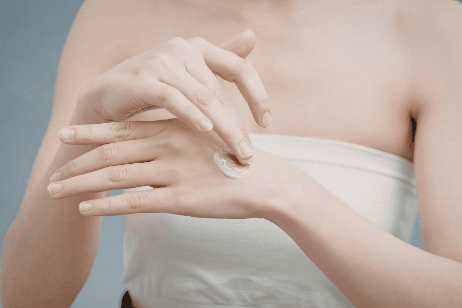 Dưỡng ẩm sâu bằng kem chuyên dụng để phục hồi hàng rào bảo vệ da