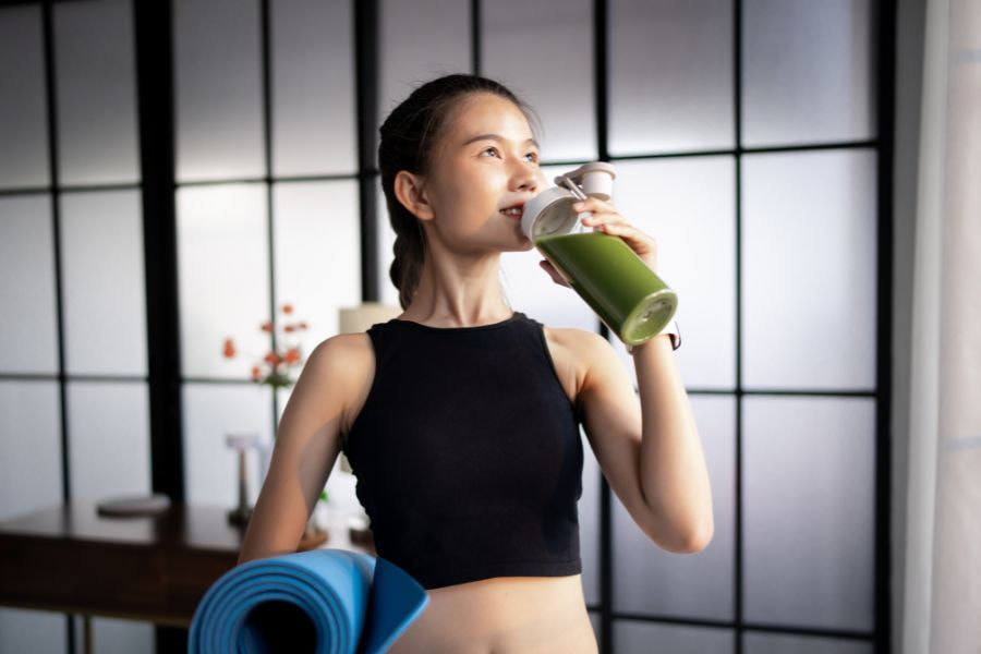 Kết hợp tập luyện và uống nước ép sẽ giúp bạn sớm đạt được số đo eo như ý