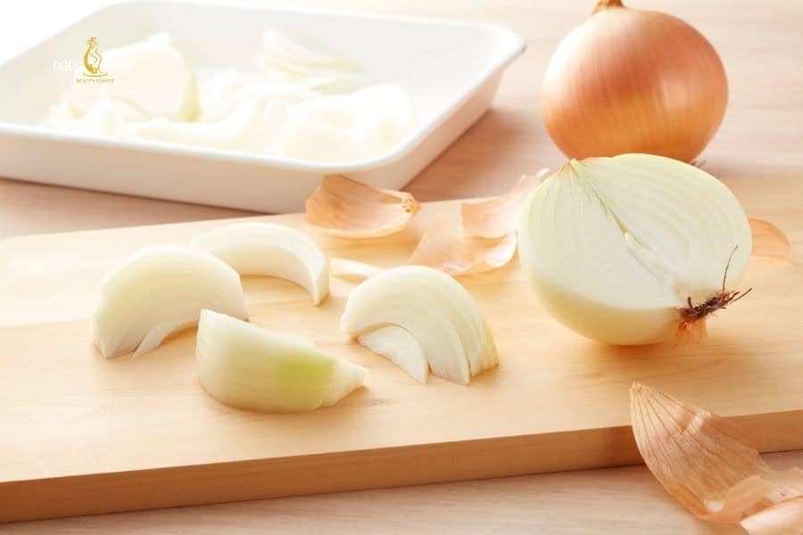 Lưu huỳnh và khoáng chất trong hành tây có thể giúp mày mọc dày hơn