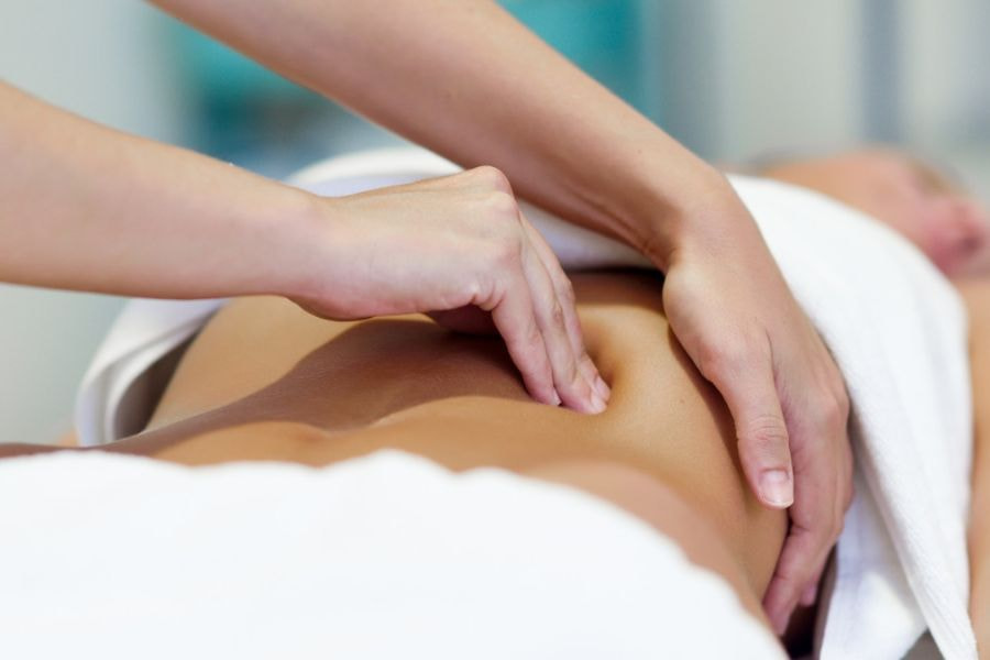 Massage với rượu gừng sẽ làm tăng nhiệt độ cơ thể, từ đó đốt mỡ bụng nhanh chóng