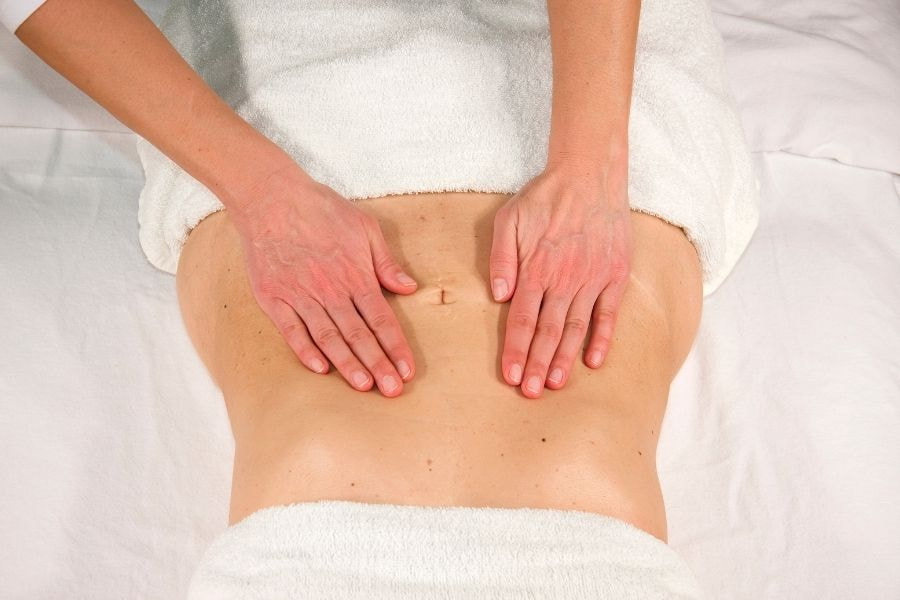 Massage cũng là một giải pháp hỗ trợ giảm mỡ bụng hiệu quả