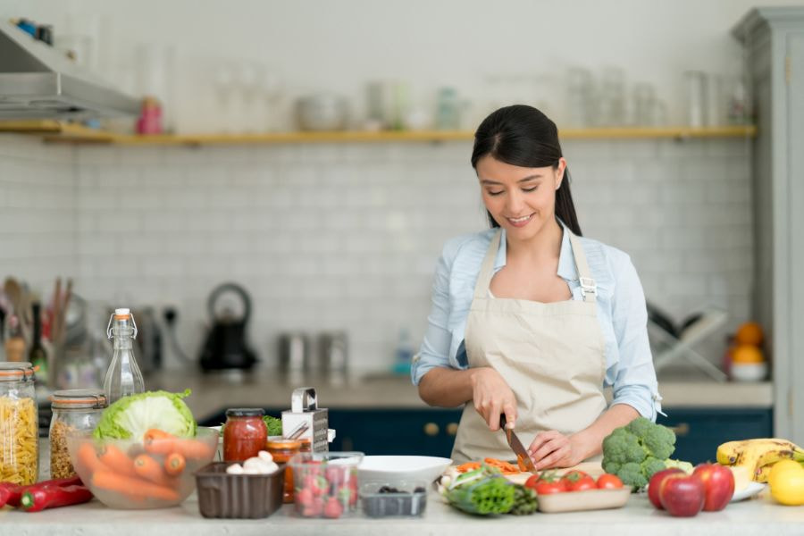 Nấu ăn tại nhà sẽ giúp bạn chủ động kiểm soát calo tốt hơn