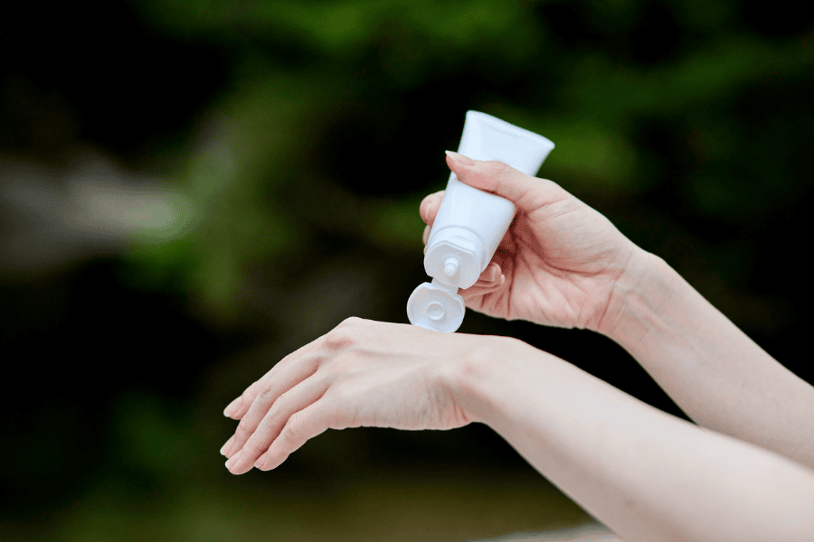 Nên sử dụng kem chống nắng bảo vệ da tay mỗi ngày 