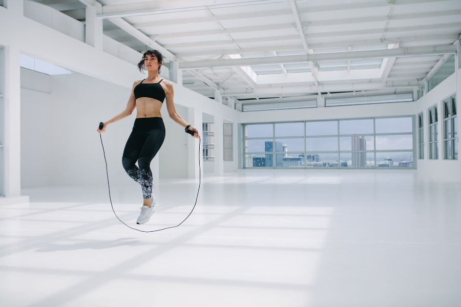 Nhảy dây là một trong những bài cardio giảm mỡ đùi nhanh chóng