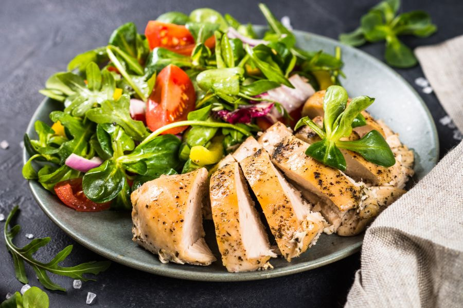 Bạn có thể ăn salad ức gà để bổ sung nguồn protein tốt cho cơ thể