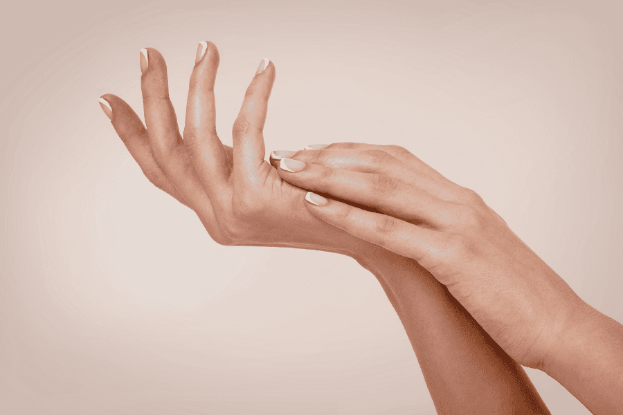 Tiêm filler làm đầy vùng da tay gầy guộc