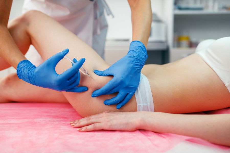 Tiêm tan mỡ đùi thường được thực hiện theo quy trình chuẩn y khoa