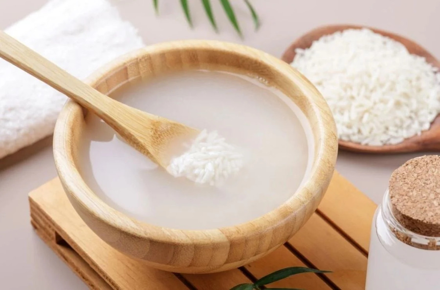 Nước vo gạo chứa nhiều loại vitamin giúp cấp ẩm và hỗ trợ phục hồi da