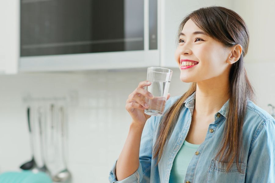Hãy uống đủ nước để đẩy mạnh tốc độ tốt mỡ bắp tay