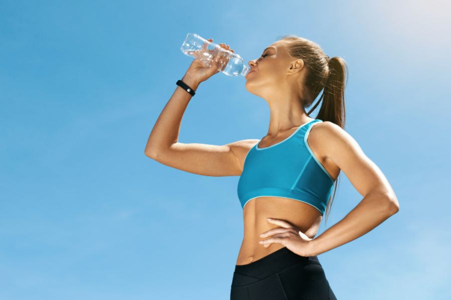 Uống từ 2 lít nước mỗi ngày để cơ thể đốt mỡ nhanh chóng