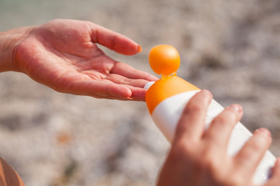 Để phòng ngừa nốt ruồi mọc lại, nên thoa kem chống nắng có chỉ số SPF 30 trở lên mỗi ngày để tránh tác hại của tia UV