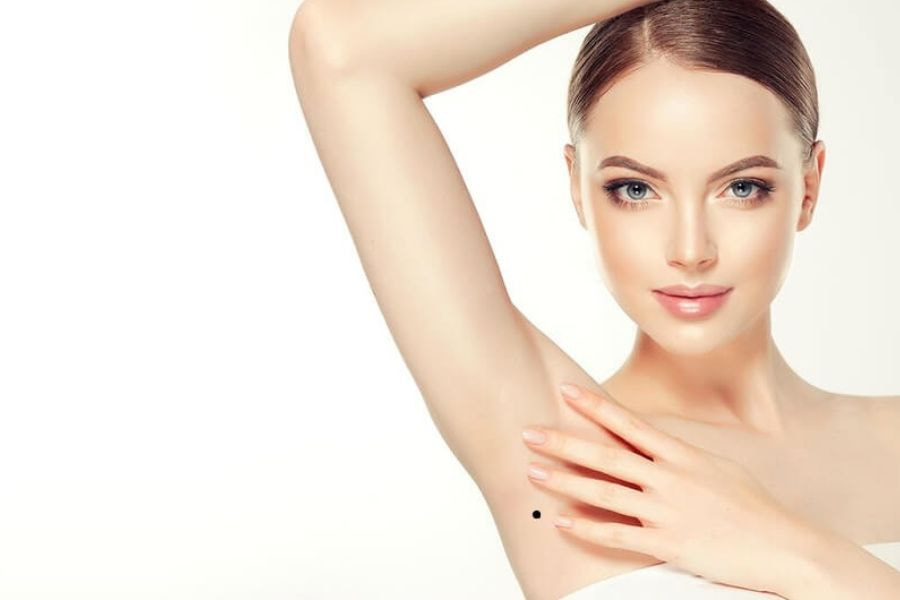 Không nên tự ý nặn bỏ hoặc áp dụng các biện pháp dân gian để tẩy nốt ruồi ở gần nách