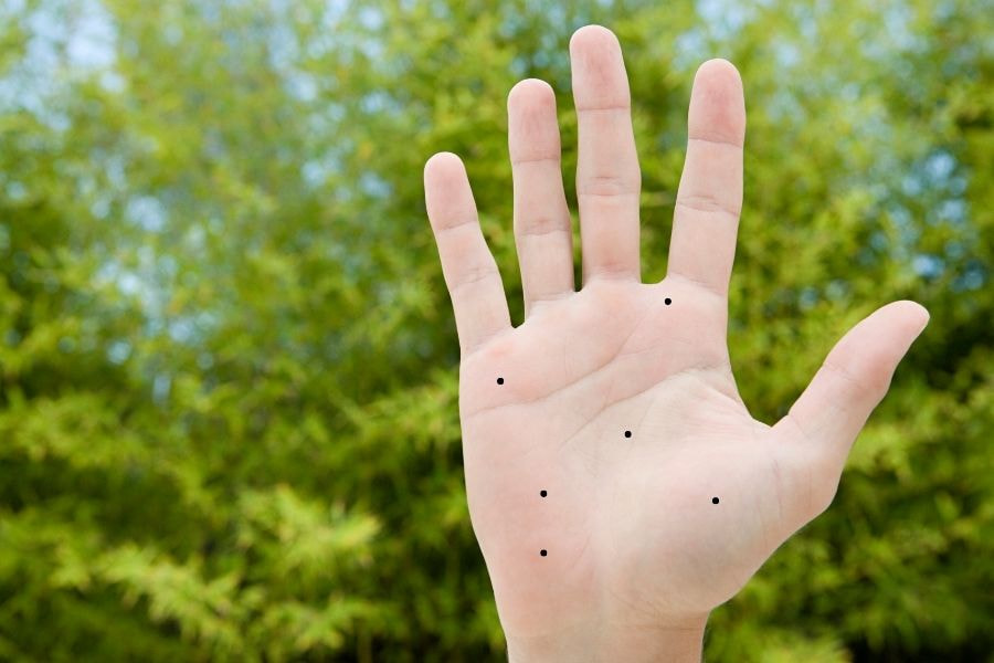 Việc xác định đúng vị trí và hình dáng nốt ruồi sẽ giúp bạn có cái nhìn toàn diện hơn về ý nghĩa tướng số của bản thân