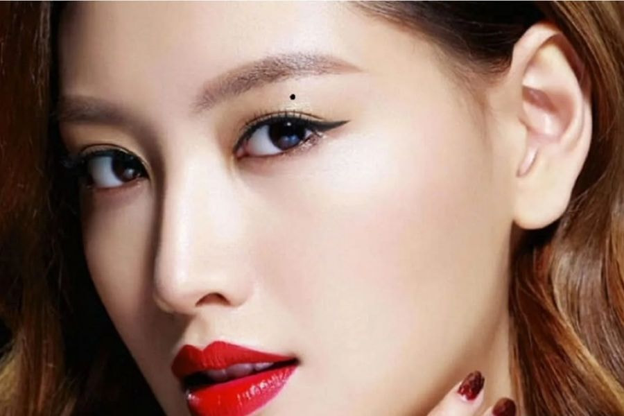 Người có nốt ruồi ở mí mắt thường dễ tổn thương nhưng có tư duy sáng tạo