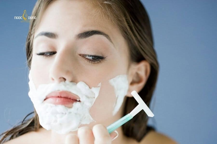 Có nên triệt lông mặt không? Các phương pháp hiệu quả 4 Cạo giúp loại bỏ lông nhanh chóng nhưng lông dễ mọc lại dày và cứng hơn