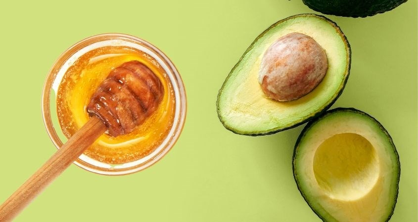 Hỗn hợp mật ong và bơ sẽ khiến môi trở nên mềm mại