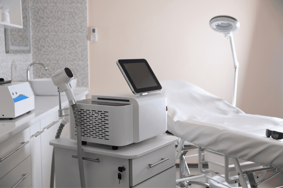 Triệt lông chân nam có hiệu quả không? Các phương pháp nên biết 11 Công nghệ laser sử dụng ánh sáng tác động lên sắc tố lông giúp giảm quá trình mọc lại lông