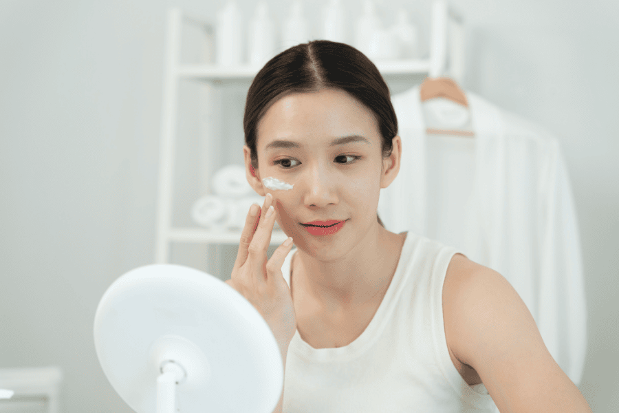 Sử dụng nhiều mỹ phẩm không phù hợp dẫn đến thâm mắt 