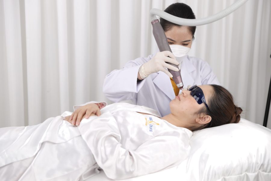 Wax râu có hại không? Những lưu ý quan trọng cho nam khi wax râu tại nhà