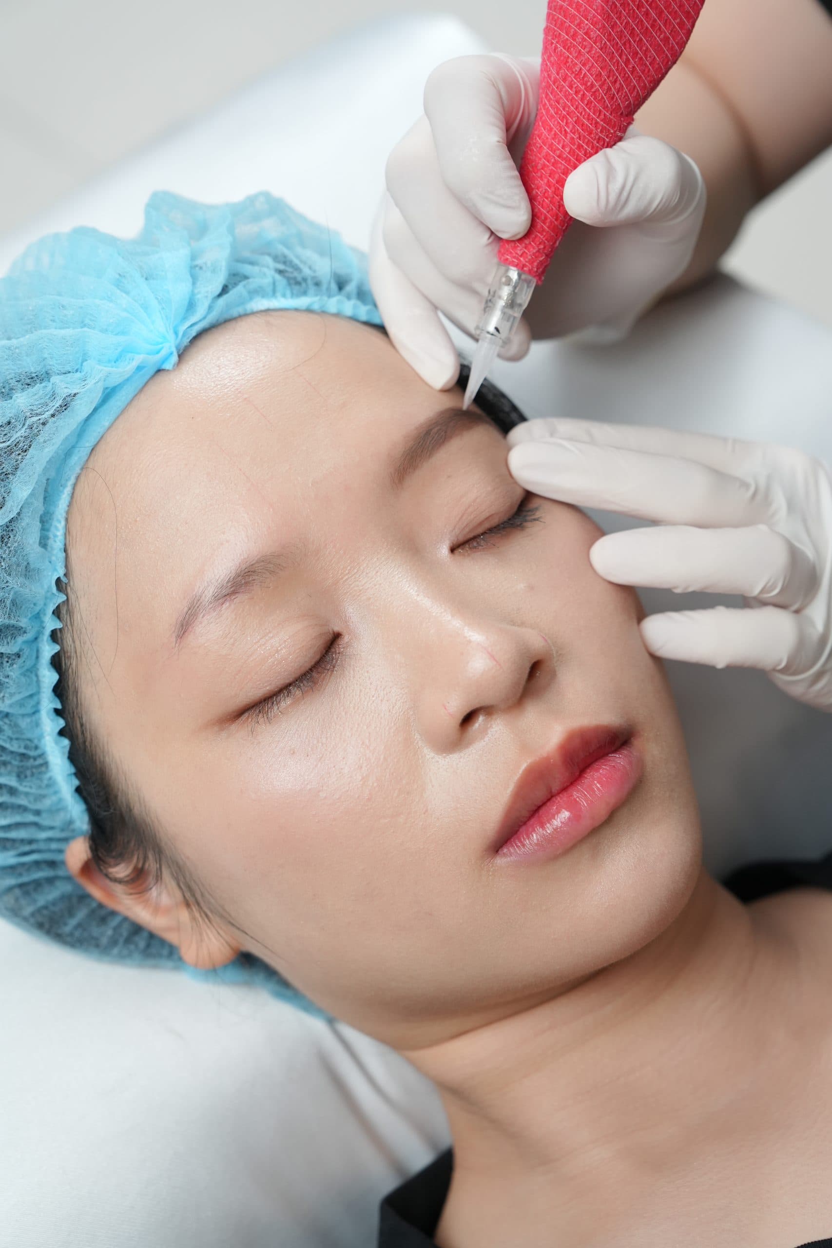 Chuyên viên đang phun mày tán bột cho khách hàng