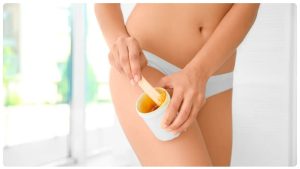 Nên làm sạch và lau khô vùng bikini trước khi Wax