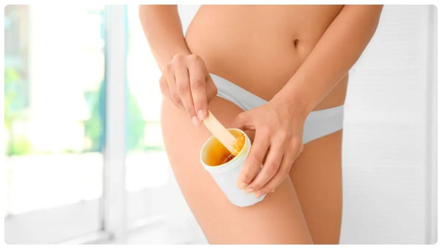 Nên làm sạch và lau khô vùng bikini trước khi Wax