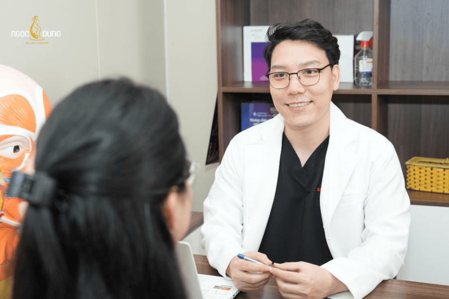 Bác sĩ chuyên môn Phạm Đức Tuấn trực tiếp thăm khám và lên phác đồ điều trị cho khách hàng