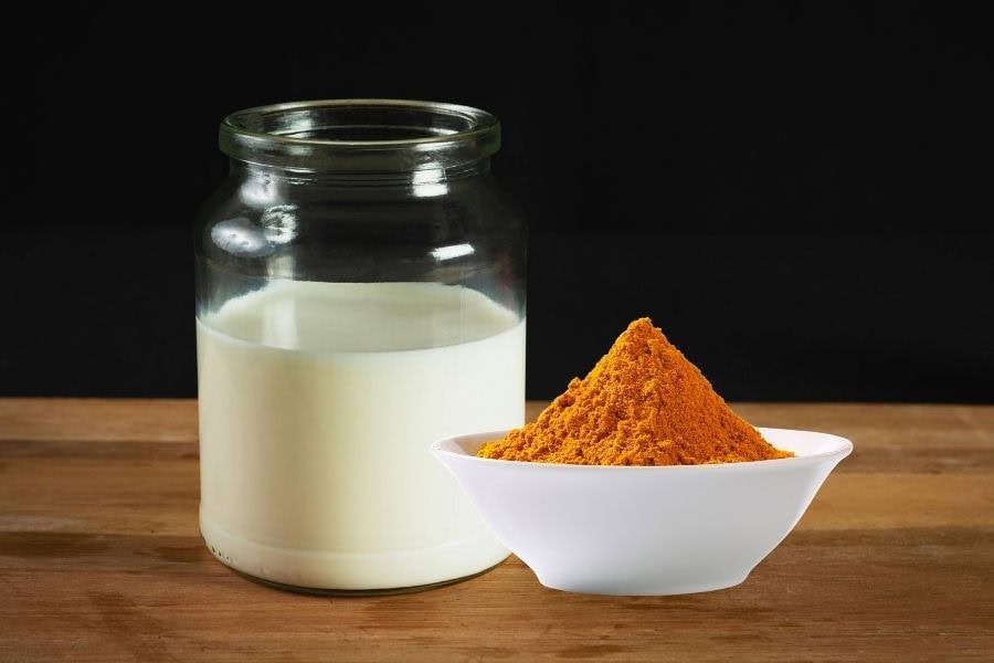 Công thức bột nghệ và sữa tươi vừa là cách làm rụng lông nách tự nhiên vừa là cách làm sáng da vùng cánh