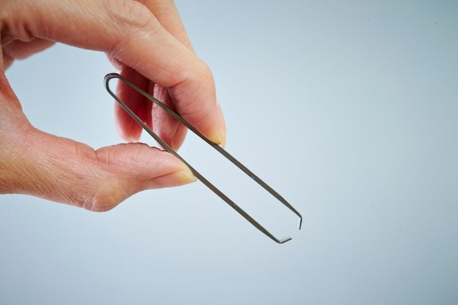 Dùng dao cạo là cách tẩy lông vùng kín không đau mang lại kết quả nhanh chóng