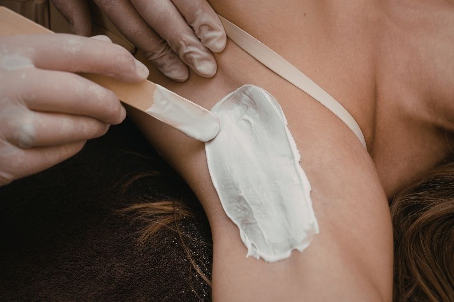 Wax với sáp cũng là cách triệt lông nách tại nhà đơn giản mà bạn có thể cân nhắc