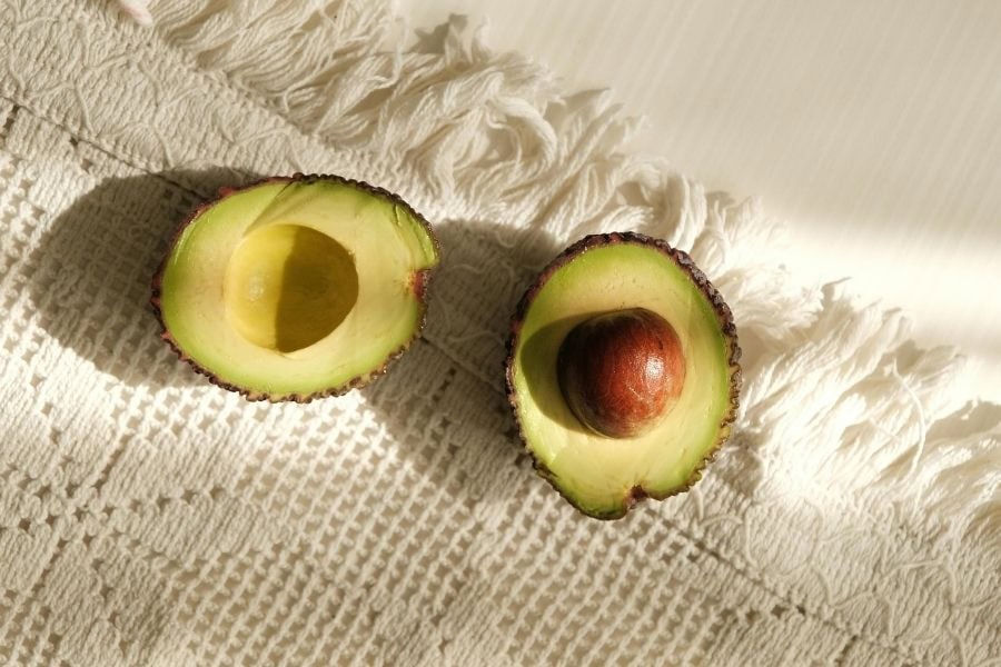 Bơ là một nguyên liệu thiên nhiên phù hợp cho nhu cầu triệt lông nách ở tuổi dậy thì