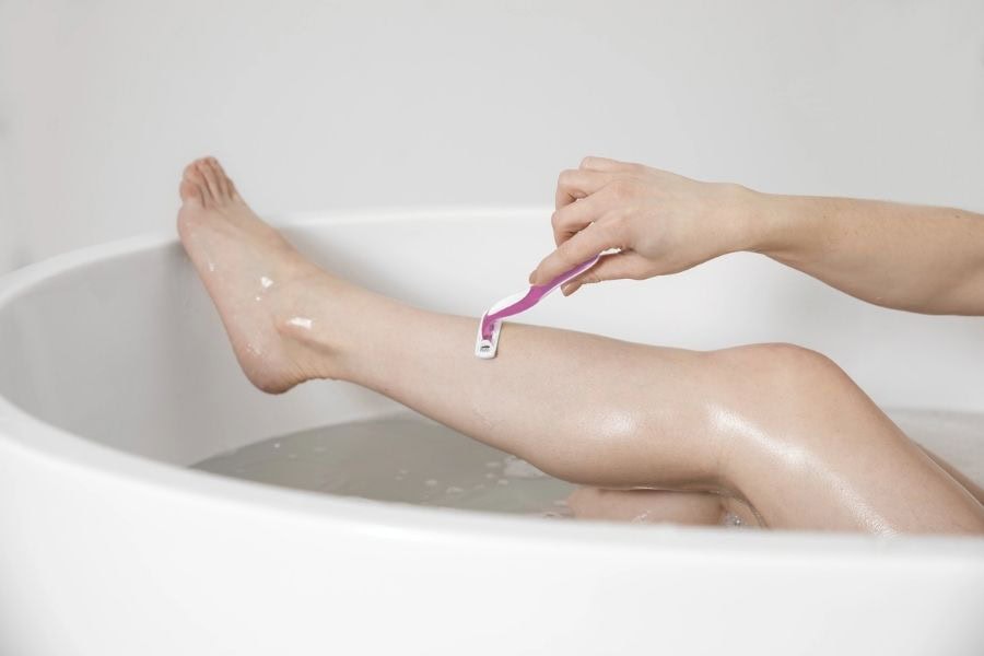 Có nên tẩy lông chân không? Lợi ích, rủi ro & phương pháp 10 Cạo lông chân sẽ khiến lông mọc lại nhanh và dày hơn