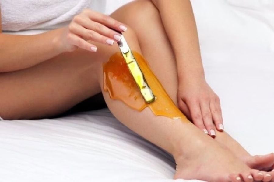 Có nên tẩy lông chân không? Lợi ích, rủi ro & phương pháp 11 Wax lông chân gây đau rát