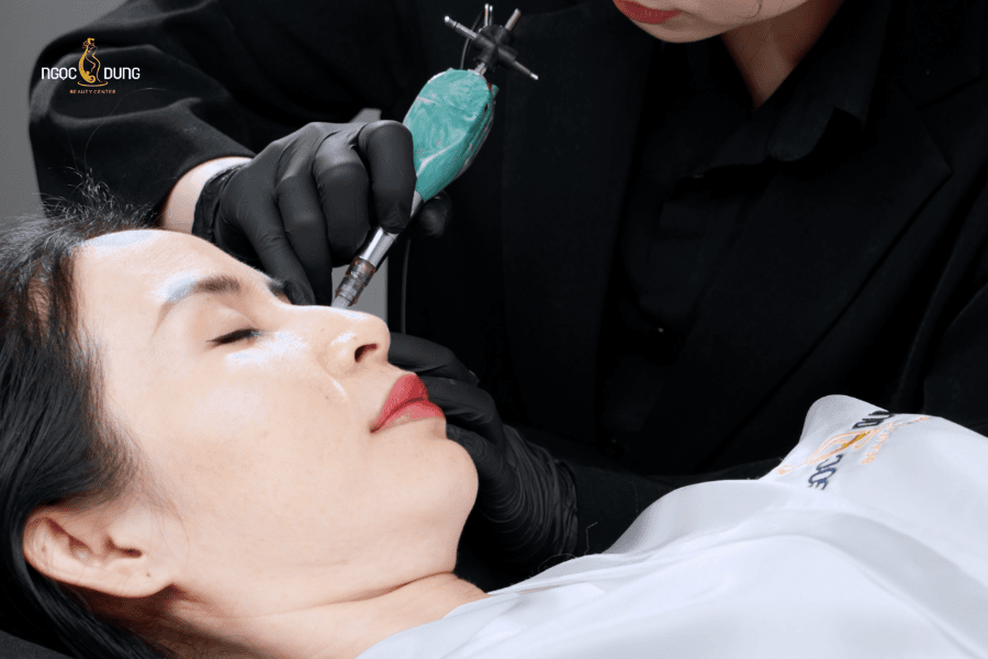 Khách hàng trải nghiệm phun mí mở tròng